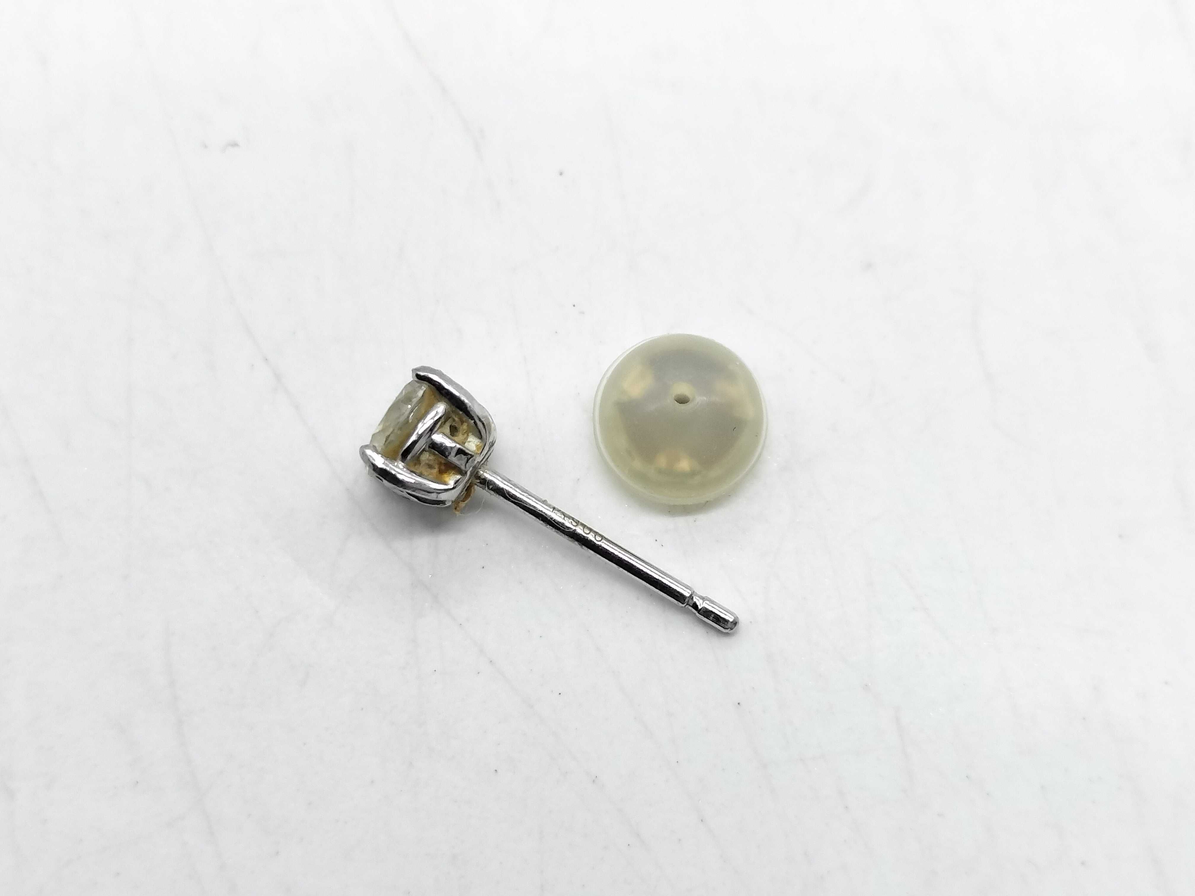 Single Platinum and Round Brilliant-Cut Diamond Stud Earring