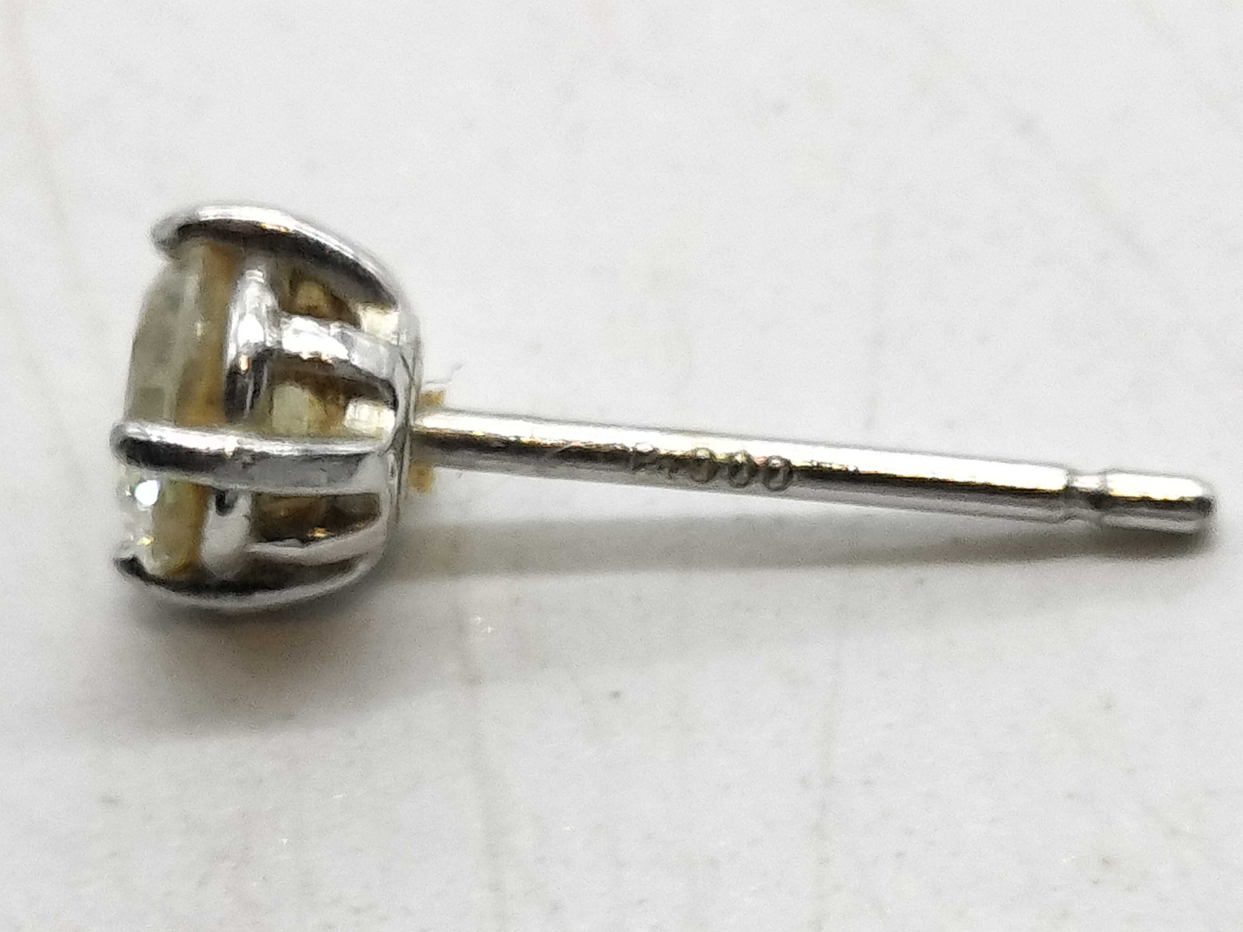 Single Platinum and Round Brilliant-Cut Diamond Stud Earring