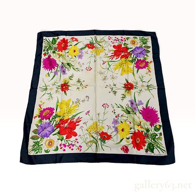 Vintage Gucci Flora Print Silk Carre 90. This vintage Gucci silk carre 90 features the iconic 