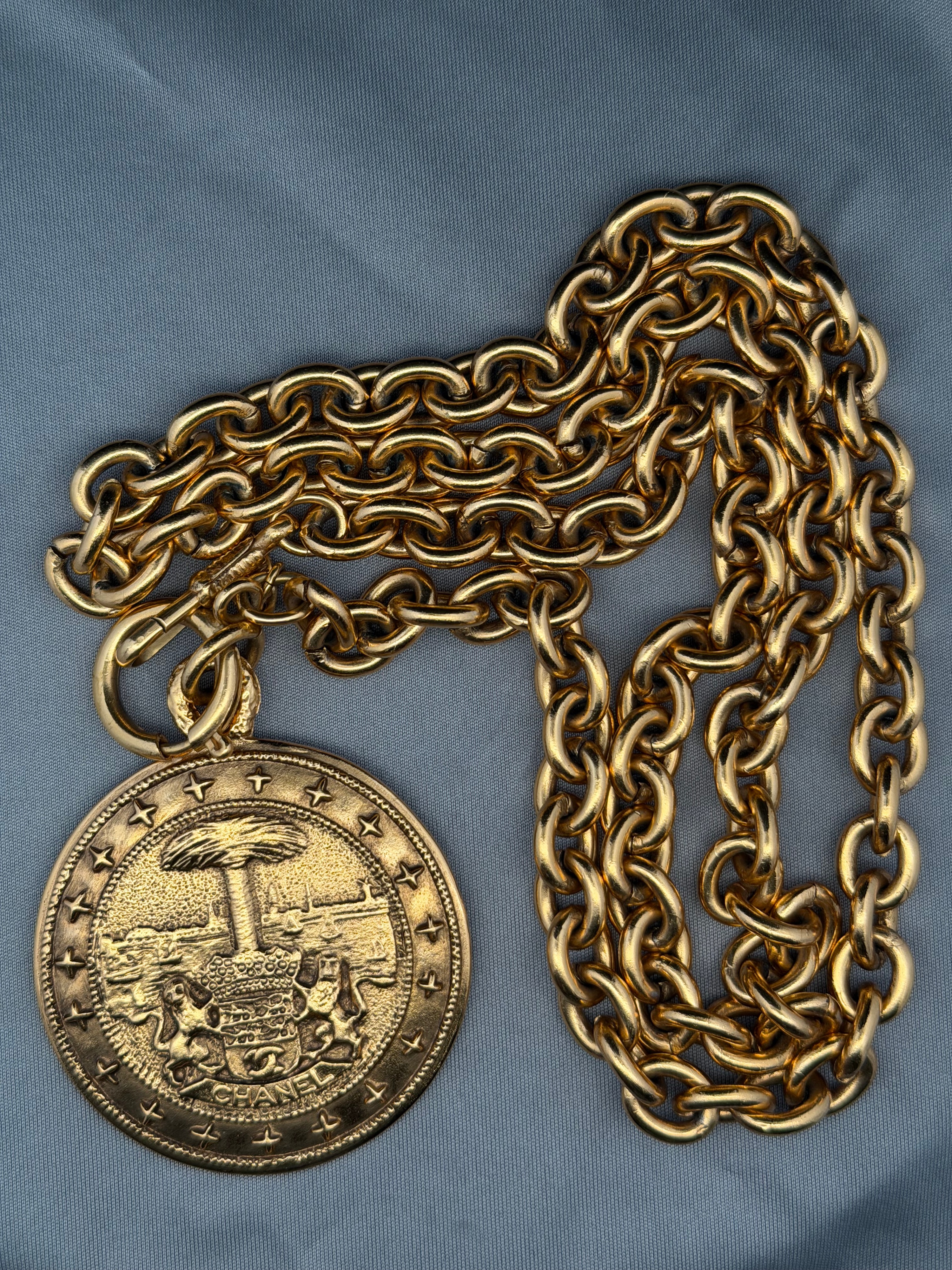 Vintage Chanel Crest Medallion Gold Tone Heavy Link Chain Necklace