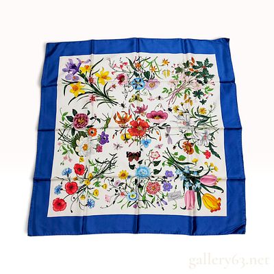 Vintage Gucci Flora Vittorio Accornero Blue Silk Scarf 90 cm. This vintage Gucci silk carre 90 