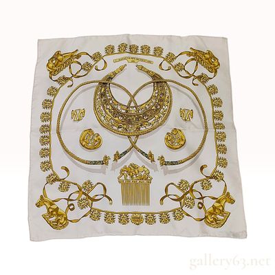 Vintage Hermes Les Cavaliers d'Or Silk Carre 45 with Box. This vintage Hermes silk carre 45 