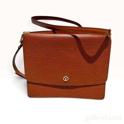 Vintage Louis Vuitton Epi Leather Grenelle Crossbody Bag in Kenyan Fawn. This vintage Louis 