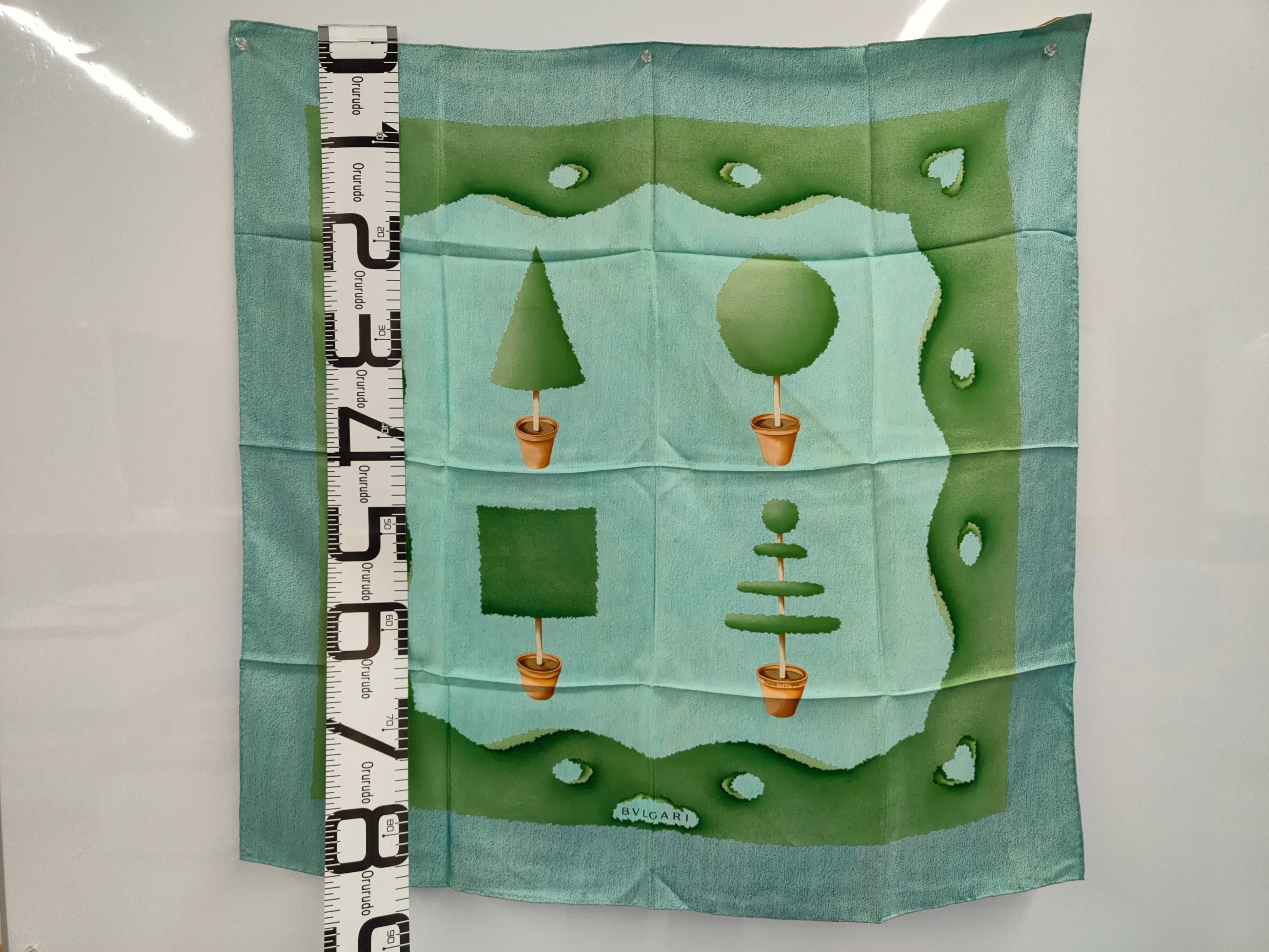 新品　BVLGARI シルク スカーフ 庭園柄 ライトグリーン Lot 99 - Bvlgari Garden Topiary Print Green Silk Scarf 86cm