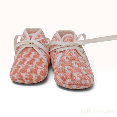 Hermes Salmon Pink and White Knitted Cotton Baby Booties with Box. A pair of Hermes infant 