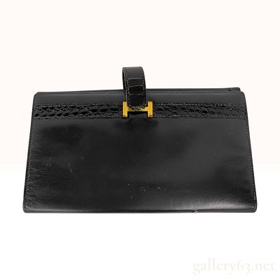 Vintage Hermes Bearn Black Box Calf Leather Long Wallet. This vintage Hermes wallet is crafted 