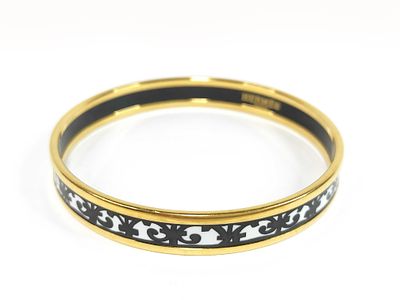 Herm&egrave;s Emaille PM White and Black Enamel Bangle Bracelet. Herm&egrave;s enamel bangle, showcasing a 