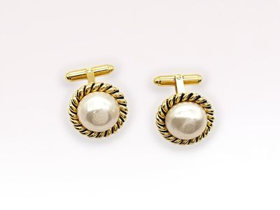 Vintage 1985 Chanel Pearl Gold Tone Cufflinks w/Box. Authentic Vintage Chanel Pearl Gold Tone 