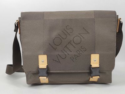 Louis Vuitton Damier Geant Loup messenger ba. Authentic