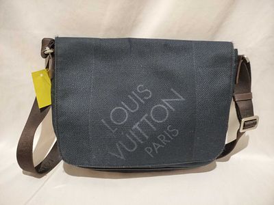 Louis Vuitton Petit Messager Damier Geant Navy Shoulder Bag. Authentic Louis Vuitton Petit 