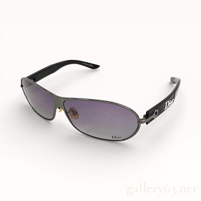 Dior Black Gradient Logo 2 Sunglasses. Christian Dior sunglasses having a metal aviator-style 
