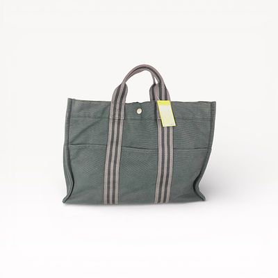 Herm&egrave;s Fourre-Tout MM tote bag. Authentic Herm&egrave;s Fourre-Tout MM tote bag in grey/black canvas 