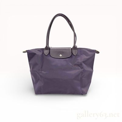 Longchamp Le Pliage Nylon Tote in Dark Purple. Dark purple nylon tote bag having trapezoid shape 