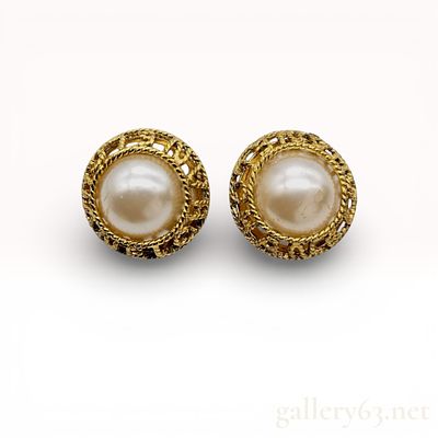 Chanel 94A Faux Pearl Earrings. Authentic Chanel 94A Faux Pearl Earring. Vintage pearl classic 