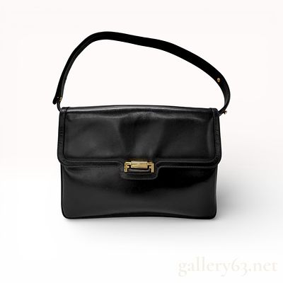 Authentic Salvatore Ferragamo Black Leather One-Shoulder Handbag 
Compact shoulder bag in black 