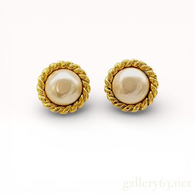 Vintage Chanel Earrings 2362 with Box. Authentic Chanel earrings featuring round faux-pearl 