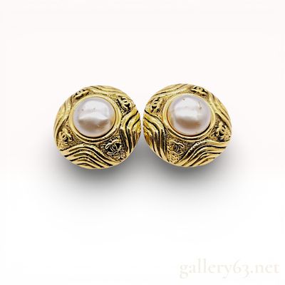 Chanel Costume Pearl & Gold Plated Round Vintage Earring Clips 2 5. Authentic Chanel earrings 