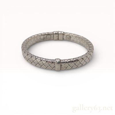 BOTTEGA VENETA Intrecciato Bangle Bracelet – Authentic. Silver-tone hinged bangle bracelet 