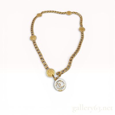 Chanel Vintage Gold Belt Necklace. Authentic vintage Chanel gold-plated chain belt with CC logo 