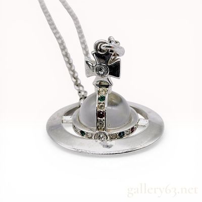 Vivienne Westwood Silver-Tone Medium Orb Pendant Necklace. Vivienne Westwood silver-tone orb 