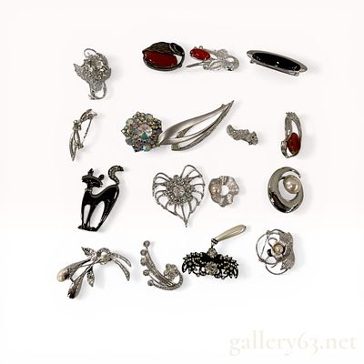 A Collection of 15 Vintage Costume Jewelry Brooches and Pins. This assortment of 15 vintage 