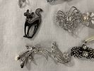 A Collection of 15 Vintage Costume Jewelry Brooches and Pins. This assortment of 15 vintage Image - 4