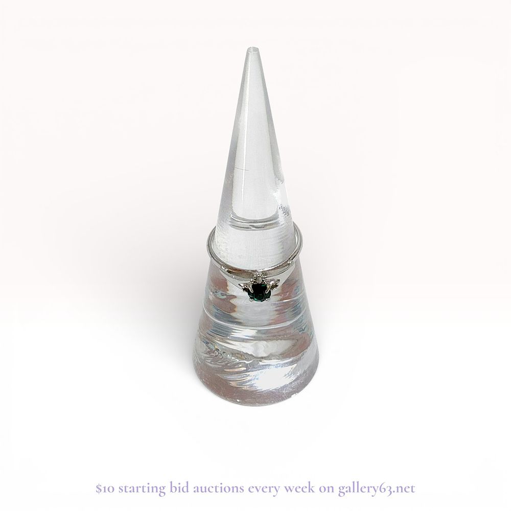 Solitaire Style Fashion Ring with Green Stone in G Silver. Solitaire style fashion ring 