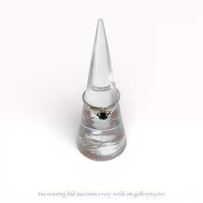 Solitaire Style Fashion Ring with Green Stone in G Silver. Solitaire style fashion ring 