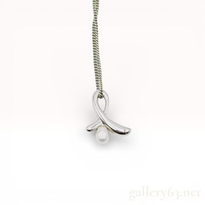 Tiffany and Co. Paloma Picasso Sterling Silver Kiss Pendant with Mikimoto Pearl Chain. Paloma 