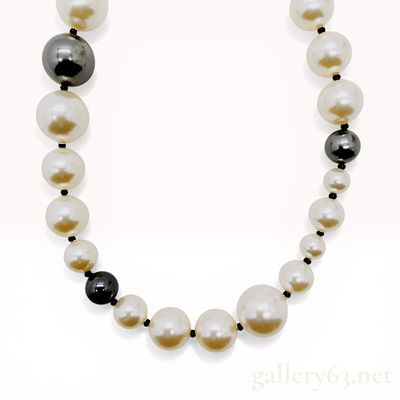 Chanel 2006 Autumn Collection Graduated Faux Pearl Necklace. Chanel graduated faux pearl 