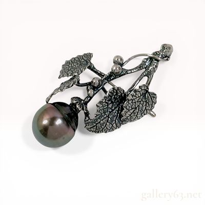 Vintage Japanese Silver and Black Cultured Pearl Grape Leaf Brooch. Vintage Japanese silver 