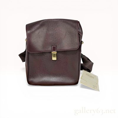 Louis Vuitton Aranga Messenger Bag in Acajou Taiga Leather. Louis Vuitton Aranga messenger bag 