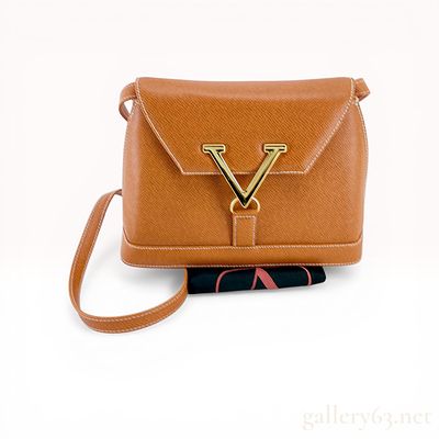 Valentino Garavani Vintage Tan Textured Leather Shoulder Bag. Valentino Garavani vintage 