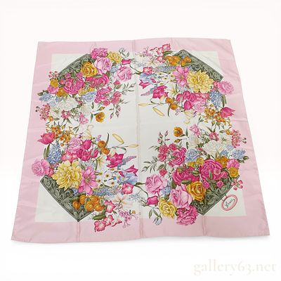 Gucci Flora Print Silk Scarf. Gucci square silk scarf featuring the iconic Flora botanical print 
