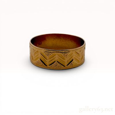 21K Yellow Gold Wide Chevron Patterned Band Ring size 10. A wide 21K yellow gold band ring 