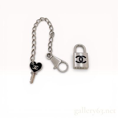 07P Chanel Lock Motif Chain Bracelet with Padlock and Key Charm 7". Authentic, rare Chanel Lock 