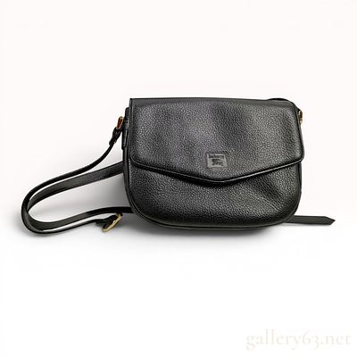Burberrys Black Pebbled Leather Crossbody Shoulder Bag. Vintage Burberrys crossbody shoulder bag 