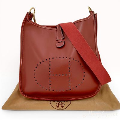 Hermes Evelyne II PM Rouge H Leather Shoulder Bag with Gold Hardware. This Hermes Evelyne II PM 