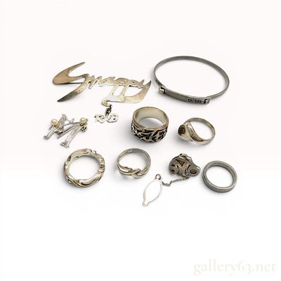 A Collection of Sterling Silver Estate Jewelry. A collection of vintage sterling silver jewelry 