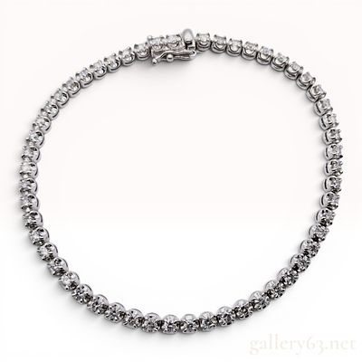 2.00ct Platinum and Diamond Tennis Bracelet. A platinum tennis bracelet featuring a continuous 