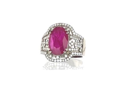 טבעת זהב 18K משקל כולל 8.44 גרם, משובצת אבן חן מרכזית רובי עם צבע מאוד יפה במשקל של 4.26ct קרט 