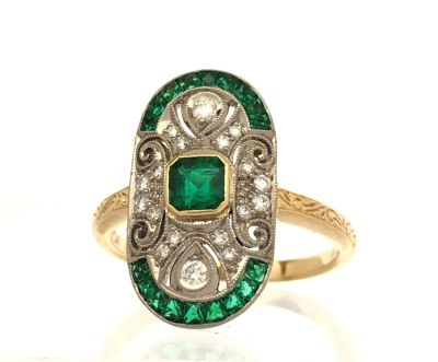 טבעת זהב 18K חתומה 750 VCA, משובצת יהלומים ואבני חן אמרלד בעלי צבע יפה מאוד - מידת הטבעת כ 55