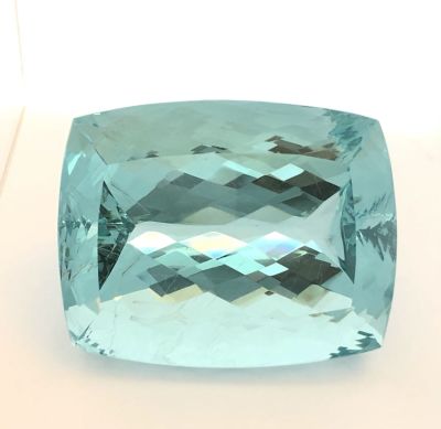 אבן חן טבעית, כנראה BLUE TOPAZ, גדולה מאוד ומרשימה השוקלת כ 1,255ct קרט, לאבן יש קילוף באחת 