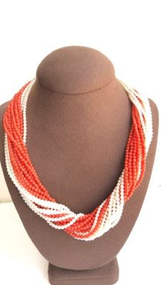 מחרוזת פנינים וקורל מרשימה, הכוללת סוגר זהב לבן 18K משובץ יהלומים במשקל מוערך של כ 0.50ct קרט - 