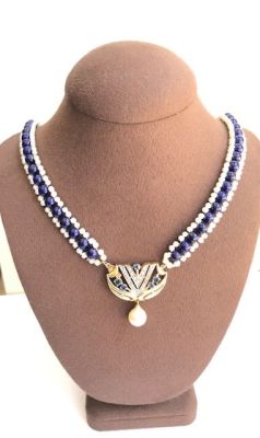 מחרוזת פנינים ולאפיס הכוללת גם תליון / סוגר זהב משובץ יהלומים אבני חן ופנינה - אורך כללי כ 51 