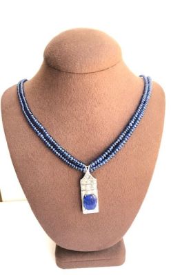 מחרוזת ספירים משולבת עם תליון פלטינה המשובץ יהלומים ואבן חן לאפיס, התליון חתום 0.950, סוגר הזהב 