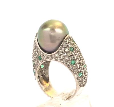 טבעת זהב לבן 14K מרשימה המשובצת כ 1.90ct קרט יהלומים ואמרלדים משקל מוערך, בנוסף פנינה מרכזית 