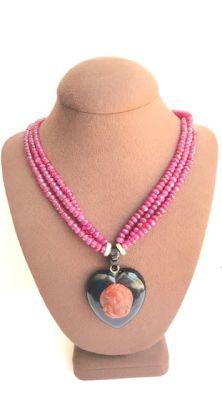 מחרוזת יוקרתית ומרשימה המשולבת מאבני חן רובי ואוניקס, יהלומים וזהב, אבני חן רובי השזורים בשש 