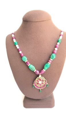 מחרוזת פנינים ואבני חן עם תליון וסוגר זהב משובצים יהלומים - אורך כ 48 ס"מ