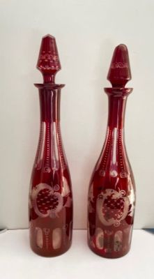 זוג בקבוקים זכוכית צ'כיה עם פקקים, הבקבוקים שונים מעט בגודל שלהם, שניהם במצב טוב מאוד